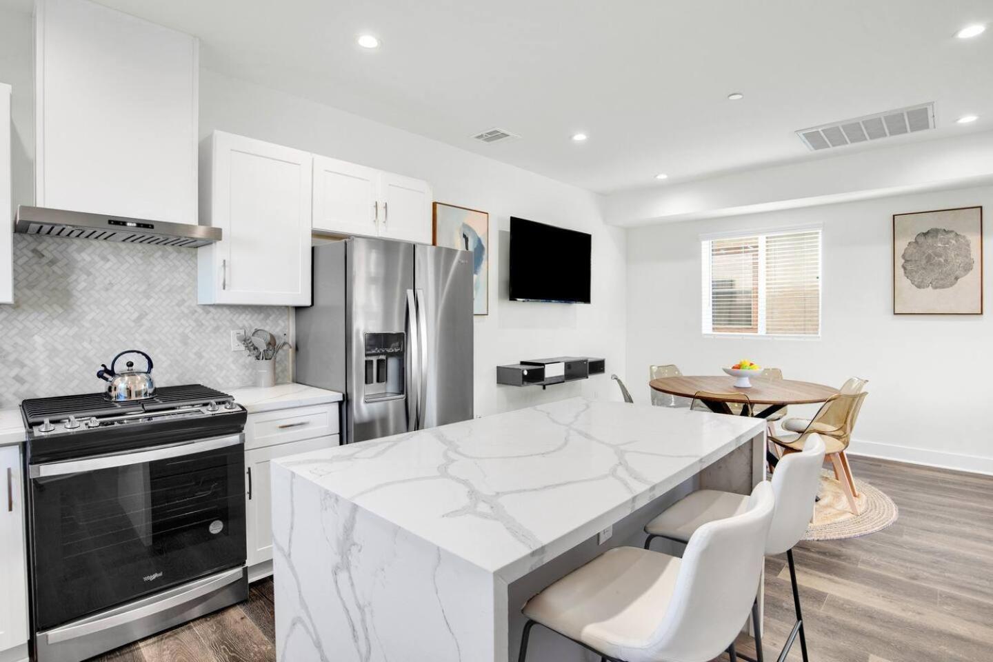 Fresh & New Downtown La Condo! Ferienhaus Los Angeles