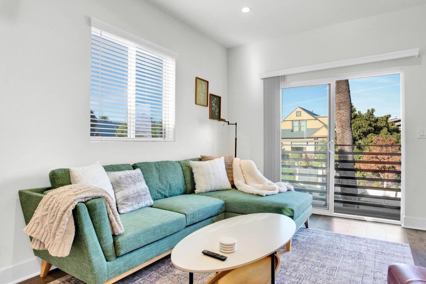 Fresh & New Downtown La Condo! Ferienhaus